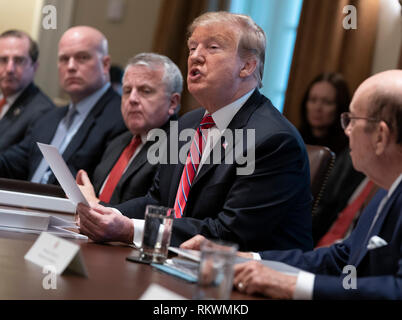 Washington DC, USA. 12 Feb, 2019. Präsidenten der Vereinigten Staaten Donald J. Trumpf nimmt an einer Kabinettssitzung, 12. Februar 2019 im Weißen Haus in Washington, DC. Quelle: Chris Kleponis/Pool über CNP/MediaPunch Credit: MediaPunch Inc/Alamy leben Nachrichten Stockfoto