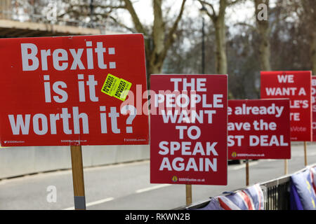 London, Großbritannien. 12 Feb, 2019. Plakate während eines Anti-Brexit Protest außerhalb der Häuser des Parlaments in London gesehen. Credit: SOPA Images/ZUMA Draht/Alamy leben Nachrichten Stockfoto