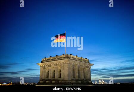 Berlin, Deutschland. 12 Feb, 2019. Die deutsche Fahne weht im Wind vor dem Abendhimmel auf dem Reichstag. Credit: Kay Nietfeld/dpa/Alamy leben Nachrichten Stockfoto