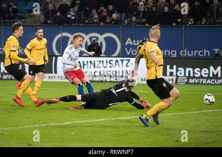 Hamburg, Deutschland. 11 Feb, 2019. Lewis Holtby (mi., HH) schießt das Ziel es 1-0 für HSV Hamburg Hamburg Hamburg, Aktion, Fußball 2. Fussballbundesliga, 21. Spieltag machen, Hamburg Hamburg Hamburg (HH) Hamburg - Dynamo Dresden (DD) 1:0 am 11.02.2019 in Hamburg/Deutschland. € | Nutzung der weltweiten Kredit: dpa/Alamy leben Nachrichten Stockfoto