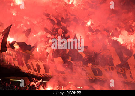 Hamburg, Deutschland. 11 Feb, 2019. Dresdner fans Schließen in Ihrem block Feuerwerk, Pyrotechnik, Pyro, Bengalos, Bengal Lights, Rauch, Rauch, Bombe, Ventilator, Ventilatoren, Zuschauer, Fans, Anhänger, Fußball 2. Fussballbundesliga, 21. Spieltag, Hamburg Hamburg Hamburg (HH) - Dynamo Dresden (DD) 1:0 am 11.02.2019 in Hamburg/Deutschland. € | Nutzung der weltweiten Kredit: dpa/Alamy leben Nachrichten Stockfoto