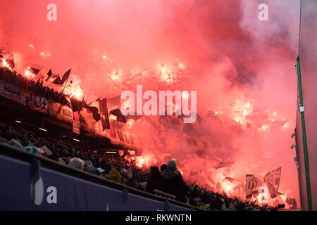 Hamburg, Deutschland. 11 Feb, 2019. Dresdner fans Schließen in Ihrem block Feuerwerk, Pyrotechnik, Pyro, Bengalos, Bengal Lights, Rauch, Rauch, Bombe, Ventilator, Ventilatoren, Zuschauer, Fans, Anhänger, Fußball 2. Fussballbundesliga, 21. Spieltag, Hamburg Hamburg Hamburg (HH) - Dynamo Dresden (DD) 1:0 am 11.02.2019 in Hamburg/Deutschland. € | Nutzung der weltweiten Kredit: dpa/Alamy leben Nachrichten Stockfoto