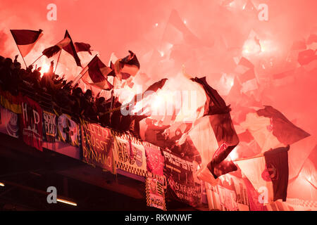 Hamburg, Deutschland. 11 Feb, 2019. Dresdner fans Schließen in Ihrem block Feuerwerk, Pyrotechnik, Pyro, Bengalos, Bengal Lights, Rauch, Rauch, Bombe, Ventilator, Ventilatoren, Zuschauer, Fans, Anhänger, Fußball 2. Fussballbundesliga, 21. Spieltag, Hamburg Hamburg Hamburg (HH) - Dynamo Dresden (DD) 1:0 am 11.02.2019 in Hamburg/Deutschland. € | Nutzung der weltweiten Kredit: dpa/Alamy leben Nachrichten Stockfoto