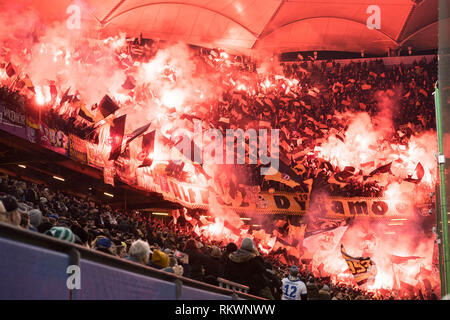 Hamburg, Deutschland. 11 Feb, 2019. Dresdner fans Schließen in Ihrem block Feuerwerk, Pyrotechnik, Pyro, Bengalos, Bengal Lights, Rauch, Rauch, Bombe, Ventilator, Ventilatoren, Zuschauer, Fans, Anhänger, Fußball 2. Fussballbundesliga, 21. Spieltag, Hamburg Hamburg Hamburg (HH) - Dynamo Dresden (DD) 1:0 am 11.02.2019 in Hamburg/Deutschland. € | Nutzung der weltweiten Kredit: dpa/Alamy leben Nachrichten Stockfoto