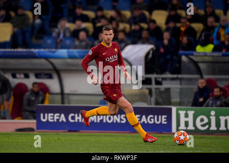 Roma, Italia. 12 Feb, 2019. Foto Fabio Rossi/AS Roma/LaPresse 12/02/2019 Roma (Italia) Sport Calcio Roma-Porto Champions League 2018/2019 - Stadio Olimpico Nella Foto: Edin Dzeko Foto Fabio Rossi/AS Roma/LaPresse 12/02/2019 Rom (Italien) Sport Fussball Roma-Porto Champions League 2018/2019 - Olympiastadion In der Pic: Edin Dzeko Credit: LaPresse/Alamy leben Nachrichten Stockfoto