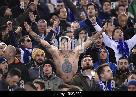 Rom, Italien. 12 Feb, 2019. Porto Unterstützer während der UEFA Champions League Runde 16 Match zwischen AS Rom und FC Porto im Stadio Olimpico, Rom, Italien Am 12. Februar 2019. Foto von Giuseppe Maffia. Credit: UK Sport Pics Ltd/Alamy leben Nachrichten Stockfoto