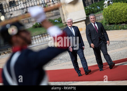 12. Februar 2019, Bogotá, Kolumbien: Bundespräsident Dr. Frank-Walter Steinmeier (l) ist mit militärischen Ehren von Ivan Duque Marquez, der kolumbianische Präsident begrüßt. Steinmeier und seine Frau besuchen Kolumbien und Ecuador anläßlich des 250 Alexander von Humboldt's Geburtstag im Rahmen einer 5-tägigen Reise nach Lateinamerika. Foto: Bernd von Jutrczenka/dpa Stockfoto