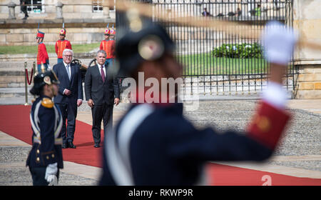 12. Februar 2019, Bogotá, Kolumbien: Bundespräsident Dr. Frank-Walter Steinmeier (l) ist mit militärischen Ehren von Ivan Duque Marquez, der kolumbianische Präsident begrüßt. Steinmeier und seine Frau besuchen Kolumbien und Ecuador anläßlich des 250 Alexander von Humboldt's Geburtstag im Rahmen einer 5-tägigen Reise nach Lateinamerika. Foto: Bernd von Jutrczenka/dpa Stockfoto
