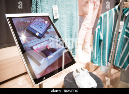 Hamburg, Deutschland. 04 Feb, 2019. Um einen Tablet-PC für das digitale Shopping in der neuen Bonprix Pilot Store in der Hamburger Innenstadt. Unter dem Motto "Fashion verbinden', Bonprix, ein Unternehmen der Otto Group, will die Vorteile der stationären Einzelhandel mit den Möglichkeiten der Online shopping zu kombinieren. Das zentrale Bindeglied ist die bonprix App, die Kunden wie einen persönlichen digitalen Assistenten durch den Shop vom Eingang bis zur Bezahlung. Credit: Christian Charisius/dpa/Alamy leben Nachrichten Stockfoto