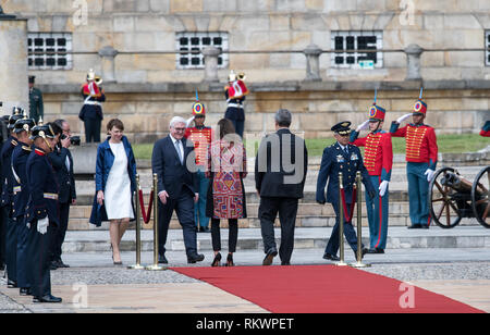 12. Februar 2019, Bogotá, Kolumbien: Präsident Frank-Walter Steinmeier und seine Frau Elke Büdenbender (l) werden mit militärischen Ehren von Ivan Duque Marquez (r), der kolumbianische Präsident begrüßt, und seine Frau Maria Juliana Ruiz Sandoval. Steinmeier und seine Frau besuchen Kolumbien und Ecuador anläßlich des 250 Alexander von Humboldt's Geburtstag im Rahmen einer 5-tägigen Reise nach Lateinamerika. Foto: Bernd von Jutrczenka/dpa Stockfoto