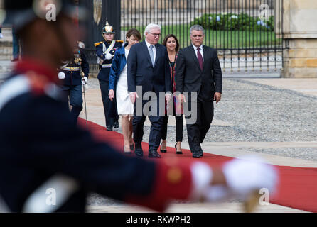 12. Februar 2019, Bogotá, Kolumbien: Präsident Frank-Walter Steinmeier (3. von rechts) und seine Frau Elke Büdenbender (links) sind mit militärischen Ehren von Ivan Duque Marquez, der kolumbianische Präsident begrüßt, und seine Frau Maria Juliana Ruiz Sandoval. Steinmeier und seine Frau besuchen Kolumbien und Ecuador anläßlich des 250 Alexander von Humboldt's Geburtstag im Rahmen einer 5-tägigen Reise nach Lateinamerika. Foto: Bernd von Jutrczenka/dpa Stockfoto