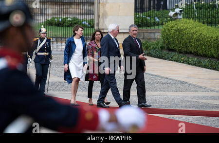 12. Februar 2019, Bogotá, Kolumbien: Präsident Frank-Walter Steinmeier (2. von rechts) und seine Frau Elke Büdenbender (links) sind mit militärischen Ehren von Ivan Duque Marquez, der kolumbianische Präsident begrüßt, und seine Frau Maria Juliana Ruiz Sandoval. Steinmeier und seine Frau besuchen Kolumbien und Ecuador anläßlich des 250 Alexander von Humboldt's Geburtstag im Rahmen einer 5-tägigen Reise nach Lateinamerika. Foto: Bernd von Jutrczenka/dpa Stockfoto