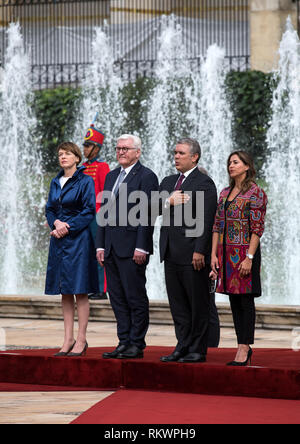 12. Februar 2019, Bogotá, Kolumbien: Präsident Frank-Walter Steinmeier (2. von links) und seine Frau Elke Büdenbender (links) sind mit militärischen Ehren von Ivan Duque Marquez, der kolumbianische Präsident begrüßt, und seine Frau Maria Juliana Ruiz Sandoval. Steinmeier und seine Frau besuchen Kolumbien und Ecuador anläßlich des 250 Alexander von Humboldt's Geburtstag im Rahmen einer 5-tägigen Reise nach Lateinamerika. Foto: Bernd von Jutrczenka/dpa Stockfoto