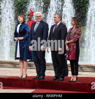 12. Februar 2019, Bogotá, Kolumbien: Präsident Frank-Walter Steinmeier (2. von links) und seine Frau Elke Büdenbender (links) sind mit militärischen Ehren von Ivan Duque Marquez, der kolumbianische Präsident begrüßt, und seine Frau Maria Juliana Ruiz Sandoval. Steinmeier und seine Frau besuchen Kolumbien und Ecuador anläßlich des 250 Alexander von Humboldt's Geburtstag im Rahmen einer 5-tägigen Reise nach Lateinamerika. Foto: Bernd von Jutrczenka/dpa Stockfoto