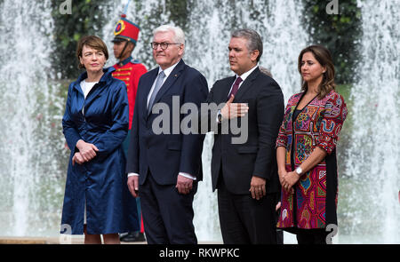 12. Februar 2019, Bogotá, Kolumbien: Präsident Frank-Walter Steinmeier (2. von links) und seine Frau Elke Büdenbender (links) sind mit militärischen Ehren von Ivan Duque Marquez, der kolumbianische Präsident begrüßt, und seine Frau Maria Juliana Ruiz Sandoval. Steinmeier und seine Frau besuchen Kolumbien und Ecuador anläßlich des 250 Alexander von Humboldt's Geburtstag im Rahmen einer 5-tägigen Reise nach Lateinamerika. Foto: Bernd von Jutrczenka/dpa Stockfoto