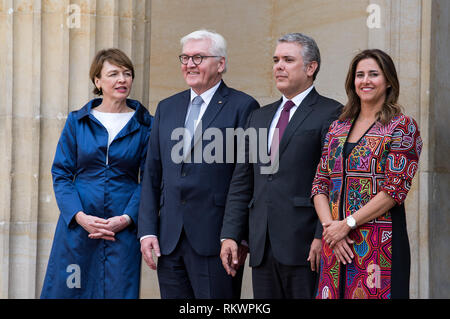12. Februar 2019, Bogotá, Kolumbien: Präsident Frank-Walter Steinmeier (2. von links) und seine Frau Elke Büdenbender (links) sind mit militärischen Ehren von Ivan Duque Marquez, der kolumbianische Präsident begrüßt, und seine Frau Maria Juliana Ruiz Sandoval. Steinmeier und seine Frau besuchen Kolumbien und Ecuador anläßlich des 250 Alexander von Humboldt's Geburtstag im Rahmen einer 5-tägigen Reise nach Lateinamerika. Foto: Bernd von Jutrczenka/dpa Stockfoto