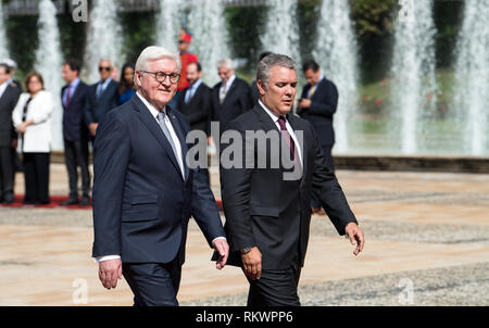 12. Februar 2019, Bogotá, Kolumbien: Bundespräsident Dr. Frank-Walter Steinmeier (l) ist mit militärischen Ehren von Ivan Duque Marquez, der kolumbianische Präsident begrüßt. Steinmeier und seine Frau besuchen Kolumbien und Ecuador anläßlich des 250 Alexander von Humboldt's Geburtstag im Rahmen einer 5-tägigen Reise nach Lateinamerika. Foto: Bernd von Jutrczenka/dpa Stockfoto