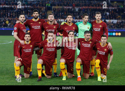 Rom, Italien, 12. Februar, 2019. Roma's Spieler Pose vor Beginn der Champions League Achtelfinale Hinspiel Fußballspiel zwischen den Roma und den FC Porto im Olympiastadion. Vordere Reihe, von links, Alessandro Florenzi, Daniele De Rossi, Nicolo Zaniolo, Aleksandar Kolarov und Stephan El Shaarawy. Hintere Reihe, von links, Kostas Manolas, Federico Fazio, Bryan Cristante, Lorenzo Pellegrini, Antonio Mirante und Edin Dzeko. © Riccardo De Luca UPDATE BILDER/Alamy leben Nachrichten Stockfoto