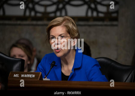 Washington, Vereinigte Staaten von Amerika. 12 Feb, 2019. Senator Elizabeth Warren, Demokrat aus Massachusetts, während der Senat Armed Services Committee Anhörung auf dem Capitol Hill in Washington, DC am 12. Februar 2019. Credit: Alex Edelman/CNP | Verwendung der weltweiten Kredit: dpa/Alamy leben Nachrichten Stockfoto