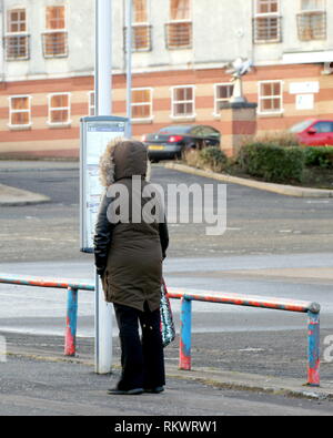 Glasgow, Schottland, Großbritannien, 12., Februar, 2019 UK Wetter: Sonnig Tag über dem West End der Stadt sah die sozial benachteiligten Gebiet der Drumchapel einheimischen die Sonne genießen, als ob Sommer angekommen war. Kredit Gerard Fähre / alamy Leben Nachrichten Stockfoto