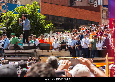 Caracas, Venezuela. 12 Feb, 2019. Miguel Pizarro, ein Abgeordneter der Nationalversammlung von Venezuela, gibt eine Rede während eines Protestes gegen Nicolás Maduro. Credit: Agustin Garcia/Alamy leben Nachrichten Stockfoto