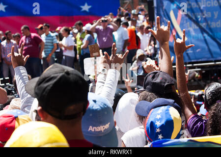 Caracas, Venezuela. 12 Feb, 2019. Oppositionelle Demonstranten zu Nicolás Maduro konzentriert während des Weltjugendtages Juan Guaidó als interimistischer Präsident und die Anforderung der humanitären Hilfe zu unterstützen. Credit: Agustin Garcia/Alamy leben Nachrichten Stockfoto