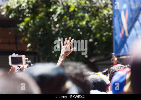 Caracas, Venezuela. 12 Feb, 2019. Oppositionelle Demonstranten zu Nicolás Maduro konzentriert während des Weltjugendtages Juan Guaidó als interimistischer Präsident und die Anforderung der humanitären Hilfe zu unterstützen. Credit: Agustin Garcia/Alamy leben Nachrichten Stockfoto