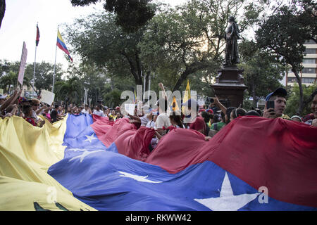 Caracas, Venezuela. 12 Feb, 2019. Anhänger der Opposition sich gegen den venezolanischen Präsidenten Nicolas Maduro Regierung zu Rally und Weltjugendtag in Cucuta, Kolumbien Februar 12, 2019 zu Ehren. Credit: Elyxandro Cegarra/ZUMA Draht/Alamy leben Nachrichten Stockfoto