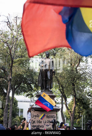 Caracas, Venezuela. 12 Feb, 2019. Anhänger der Opposition sich gegen den venezolanischen Präsidenten Nicolas Maduro Regierung zu Rally und Weltjugendtag in Cucuta, Kolumbien Februar 12, 2019 zu Ehren. Credit: Elyxandro Cegarra/ZUMA Draht/Alamy leben Nachrichten Stockfoto