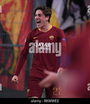 Rom, Italien. 12 Feb, 2019. Roma's Niccolo Zaniolo feiert nach zählen während der UEFA Champions League Achtelfinale Hinspiel Fußballspiel zwischen Roma und Porto in Rom, Italien, 12.02.2019. Roma gewann 2-1. Credit: Alberto Lingria/Xinhua/Alamy leben Nachrichten Stockfoto