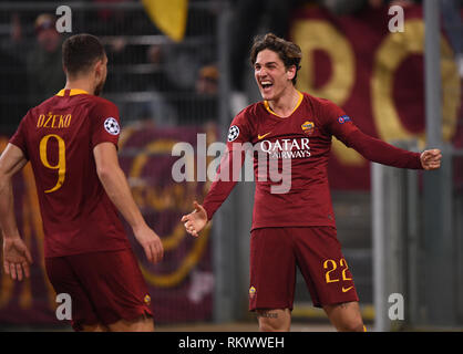 Rom, Italien. 12 Feb, 2019. Roma's Niccolo Zaniolo (R) feiert nach zählen während der UEFA Champions League Achtelfinale Hinspiel Fußballspiel zwischen Roma und Porto in Rom, Italien, 12.02.2019. Roma gewann 2-1. Credit: Alberto Lingria/Xinhua/Alamy leben Nachrichten Stockfoto