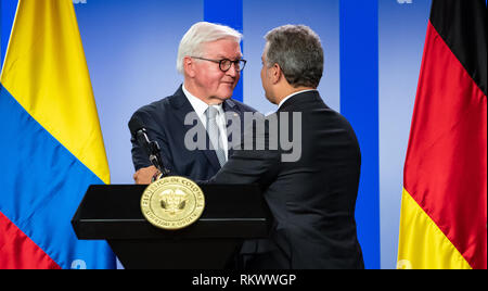 12. Februar 2019, Bogotá, Kolumbien: Bundespräsident Dr. Frank-Walter Steinmeier (l) und Ivan Duque Marquez, Präsident von Kolumbien, einander auf einer Pressekonferenz Umarmung nach ihren Gesprächen im Büro des Präsidenten. Bundespräsident Steinmeier und seine Frau besuchen, Kolumbien und Ecuador anläßlich des 250 Alexander von Humboldt's Geburtstag im Rahmen einer 5-tägigen Reise nach Lateinamerika. Foto: Bernd von Jutrczenka/dpa Stockfoto