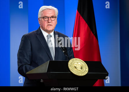 12. Februar 2019, Bogotá, Kolumbien: Bundespräsident Dr. Frank-Walter Steinmeier wird bei einer Pressekonferenz mit dem Präsidenten von Kolumbien, Duque sprechen, nach Ihren Gesprächen im Büro des Präsidenten. Bundespräsident Steinmeier und seine Frau besuchen, Kolumbien und Ecuador anläßlich des 250 Alexander von Humboldt's Geburtstag im Rahmen einer 5-tägigen Reise nach Lateinamerika. Foto: Bernd von Jutrczenka/dpa Stockfoto