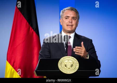 12. Februar 2019, Bogotá, Kolumbien: Ivan Duque Marquez, Präsident von Kolumbien, sprach auf einer Pressekonferenz mit dem Präsidenten Steinmeier nach dem Treffen im Büro des Präsidenten. Bundespräsident Steinmeier und seine Frau besuchen, Kolumbien und Ecuador anläßlich des 250 Alexander von Humboldt's Geburtstag im Rahmen einer 5-tägigen Reise nach Lateinamerika. Foto: Bernd von Jutrczenka/dpa Stockfoto