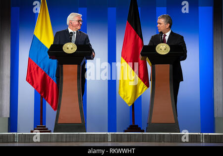 12. Februar 2019, Bogotá, Kolumbien: Bundespräsident Dr. Frank-Walter Steinmeier (l) und Ivan Duque Marquez, Präsident von Kolumbien, sprechen auf einer Pressekonferenz nach ihren Gesprächen im Büro des Präsidenten. Bundespräsident Steinmeier und seine Frau besuchen, Kolumbien und Ecuador anläßlich des 250 Alexander von Humboldt's Geburtstag im Rahmen einer 5-tägigen Reise nach Lateinamerika. Foto: Bernd von Jutrczenka/dpa Stockfoto