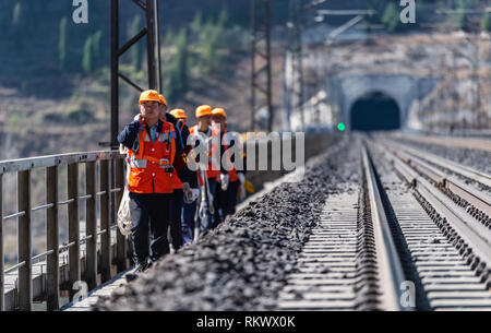 Peking, Chinas Provinz Guizhou. 12 Feb, 2019. Techniker kontrollieren die Shanghai-Kunming Tiansheng Brücke der Bahn in der Wumeng Berg, im Südwesten Chinas Provinz Guizhou, Feb.12, 2019. Credit: Tao Liang/Xinhua/Alamy leben Nachrichten Stockfoto