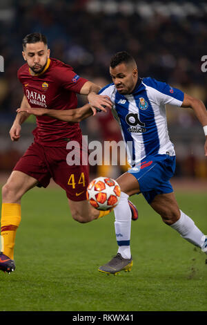 Fernando Andrade dos Santos (Porto) Konstantinos Manolas (Roma) während der 'Uefa Champions League' Runde 16 - 1 bein Übereinstimmung zwischen Roma 2-1 Porto im Olympiastadion am 12. Februar 2019 in Rom, Italien. Credit: Maurizio Borsari/LBA/Alamy leben Nachrichten Stockfoto