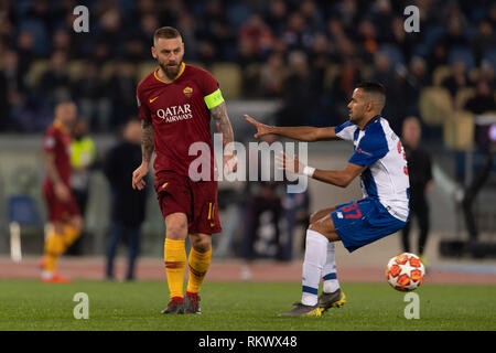 Daniele De Rossi (Roma) Fernando Andrade dos Santos (Porto) während der 'Uefa Champions League' Runde 16 - 1 bein Übereinstimmung zwischen Roma 2-1 Porto im Olympiastadion am 12. Februar 2019 in Rom, Italien. Credit: Maurizio Borsari/LBA/Alamy leben Nachrichten Stockfoto