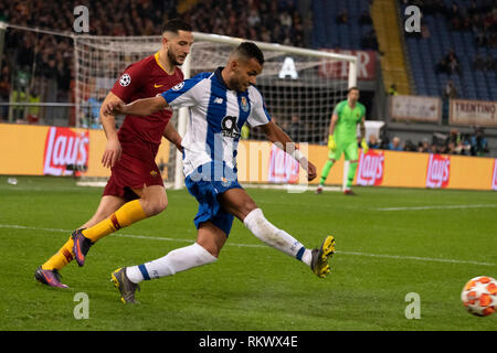 Fernando Andrade dos Santos (Porto) Konstantinos Manolas (Roma) während der 'Uefa Champions League' Runde 16 - 1 bein Übereinstimmung zwischen Roma 2-1 Porto im Olympiastadion am 12. Februar 2019 in Rom, Italien. Credit: Maurizio Borsari/LBA/Alamy leben Nachrichten Stockfoto