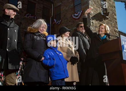 Februar 9. 2019 Lawrence, Massachusetts, USA: USA US-Senator Elizabeth Warren (D-MA) trat auf der Bühne von ihrer Familie auf einer Kundgebung nach der Ankündigung ihrer Kampagne für die demokratische Präsidentschaftskandidatur 2020 in Lawrence zu starten. Credit: Keiko Hiromi/LBA/Alamy leben Nachrichten Stockfoto