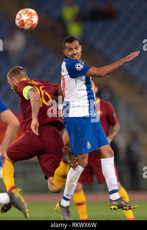 Fernando Andrade dos Santos (Porto) Daniele De Rossi (Roma) während der 'Uefa Champions League' Runde 16 - 1 bein Übereinstimmung zwischen Roma 2-1 Porto im Olympiastadion am 12. Februar 2019 in Rom, Italien. Credit: Maurizio Borsari/LBA/Alamy leben Nachrichten Stockfoto