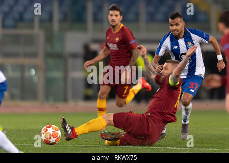 Daniele De Rossi (Roma) Fernando Andrade dos Santos (Porto) während der 'Uefa Champions League' Runde 16 - 1 bein Übereinstimmung zwischen Roma 2-1 Porto im Olympiastadion am 12. Februar 2019 in Rom, Italien. Credit: Maurizio Borsari/LBA/Alamy leben Nachrichten Stockfoto