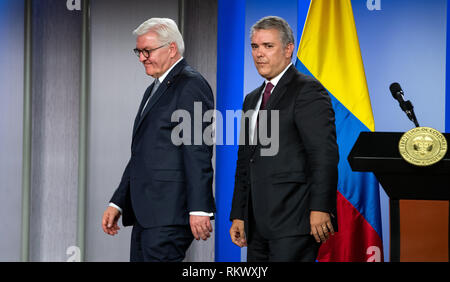 12. Februar 2019, Bogotá, Kolumbien: Bundespräsident Dr. Frank-Walter Steinmeier (l) und Ivan Duque Marquez, Präsident von Kolumbien, wird die Bühne am Ende der Pressekonferenz, nach Ihren Gesprächen im Büro des Präsidenten. Bundespräsident Steinmeier und seine Frau besuchen, Kolumbien und Ecuador anläßlich des 250 Alexander von Humboldt's Geburtstag im Rahmen einer 5-tägigen Reise nach Lateinamerika. Foto: Bernd von Jutrczenka/dpa Stockfoto