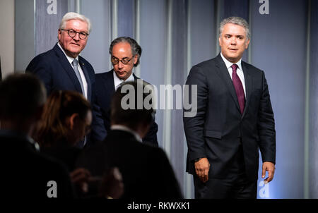 12. Februar 2019, Bogotá, Kolumbien: Bundespräsident Dr. Frank-Walter Steinmeier (l) und Ivan Duque Marquez, Präsident von Kolumbien, nehmen an einer Pressekonferenz nach ihren Gesprächen im Büro des Präsidenten. Bundespräsident Steinmeier und seine Frau besuchen, Kolumbien und Ecuador anläßlich des 250 Alexander von Humboldt's Geburtstag im Rahmen einer 5-tägigen Reise nach Lateinamerika. Foto: Bernd von Jutrczenka/dpa Stockfoto