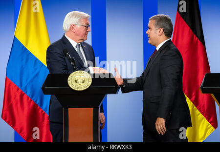 12. Februar 2019, Bogotá, Kolumbien: Bundespräsident Dr. Frank-Walter Steinmeier (l) und Ivan Duque Marquez, Präsident von Kolumbien, Hände schütteln am Ende einer Pressekonferenz nach ihren Gesprächen im Büro des Präsidenten. Bundespräsident Steinmeier und seine Frau besuchen, Kolumbien und Ecuador anläßlich des 250 Alexander von Humboldt's Geburtstag im Rahmen einer 5-tägigen Reise nach Lateinamerika. Foto: Bernd von Jutrczenka/dpa Stockfoto
