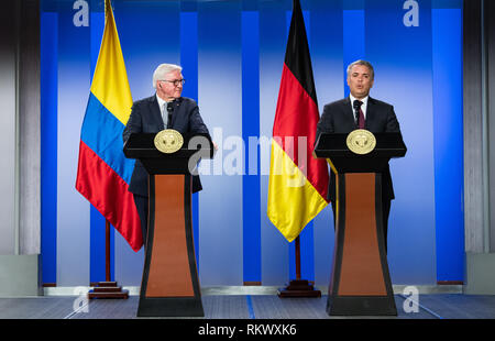 12. Februar 2019, Bogotá, Kolumbien: Bundespräsident Dr. Frank-Walter Steinmeier (l) und Ivan Duque Marquez, Präsident von Kolumbien, sprechen auf einer Pressekonferenz nach ihren Gesprächen im Büro des Präsidenten. Bundespräsident Steinmeier und seine Frau besuchen, Kolumbien und Ecuador anläßlich des 250 Alexander von Humboldt's Geburtstag im Rahmen einer 5-tägigen Reise nach Lateinamerika. Foto: Bernd von Jutrczenka/dpa Stockfoto