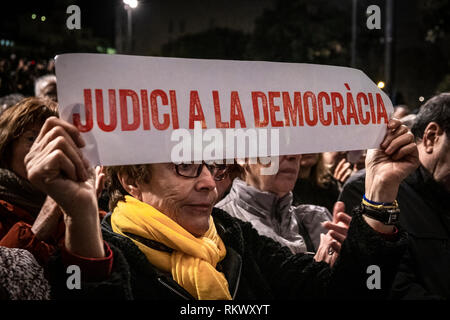 Eine Demonstrantin gesehen wird, zeigt ein Plakat mit dem Text Urteil zur Demokratie während der Demonstration. Von den wichtigsten Entitäten und sovereignist Parteien einberufen, Tausende von Menschen haben an der Plaza Catalunya in einer öffentlichen Zeremonie versammelt, um die katalanische politische Gefangene Unterstützung am ersten Tag der Prüfung zu geben. Stockfoto