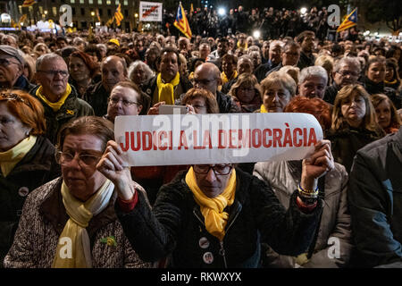 Eine Demonstrantin gesehen wird, zeigt ein Plakat mit dem Text Urteil zur Demokratie während der Demonstration. Von den wichtigsten Entitäten und sovereignist Parteien einberufen, Tausende von Menschen haben an der Plaza Catalunya in einer öffentlichen Zeremonie versammelt, um die katalanische politische Gefangene Unterstützung am ersten Tag der Prüfung zu geben. Stockfoto