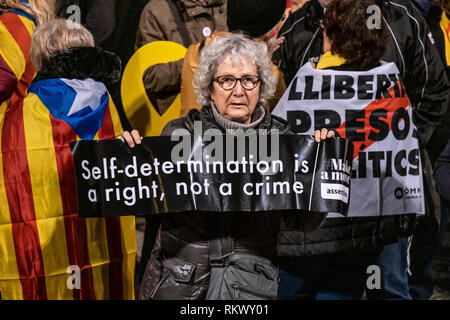 Ein Nachfolger für die Unabhängigkeit Kataloniens gesehen wird, zeigt ein Plakat für die Freiheit der politischen Gefangenen während des Protestes. Von den wichtigsten Entitäten und sovereignist Parteien einberufen, Tausende von Menschen haben an der Plaza Catalunya in einer öffentlichen Zeremonie versammelt, um die katalanische politische Gefangene Unterstützung am ersten Tag der Prüfung zu geben. Stockfoto