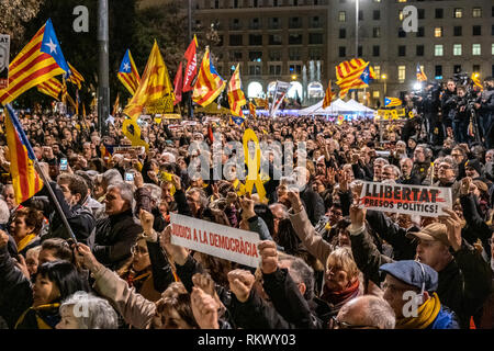 Hunderte von Demonstranten sind in der Plaza Catalunya während der Akt der Solidarität mit politischen Gefangenen gesehen. Von den wichtigsten Entitäten und sovereignist Parteien einberufen, Tausende von Menschen haben an der Plaza Catalunya in einer öffentlichen Zeremonie versammelt, um die katalanische politische Gefangene Unterstützung am ersten Tag der Prüfung zu geben. Stockfoto